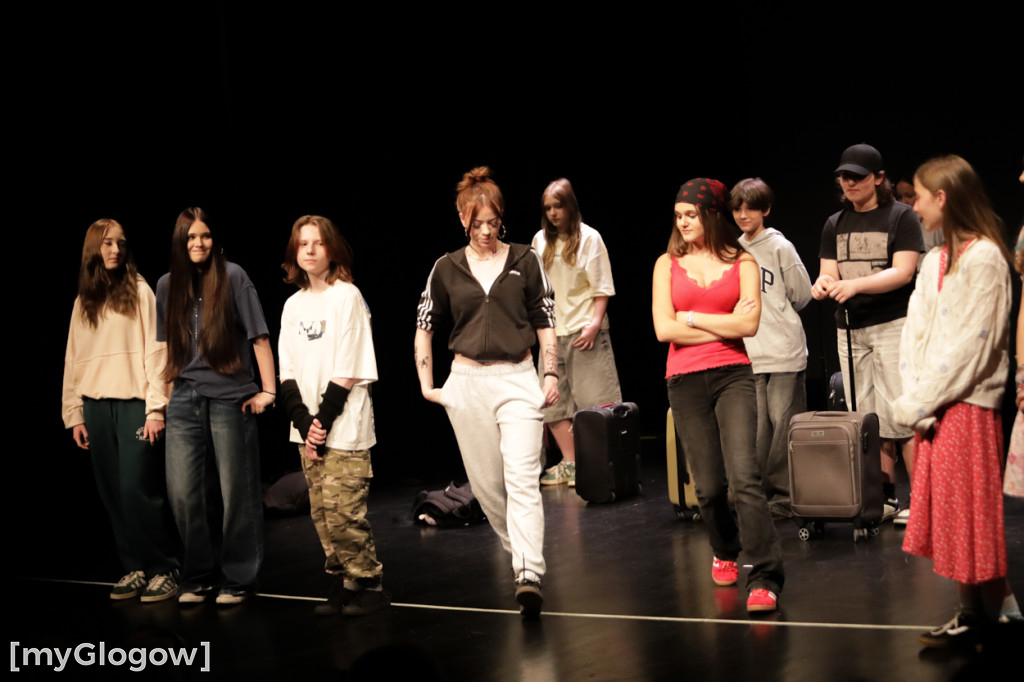 Grupa Etna z występem na scenie teatru