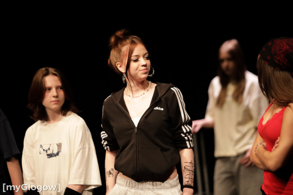 Grupa Etna z występem na scenie teatru