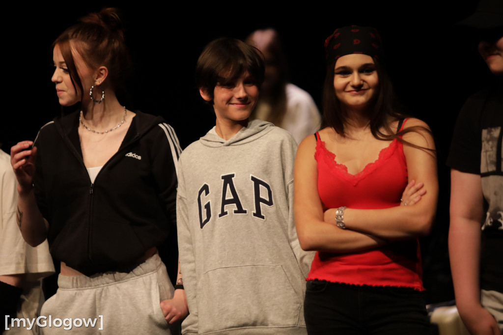 Grupa Etna z występem na scenie teatru