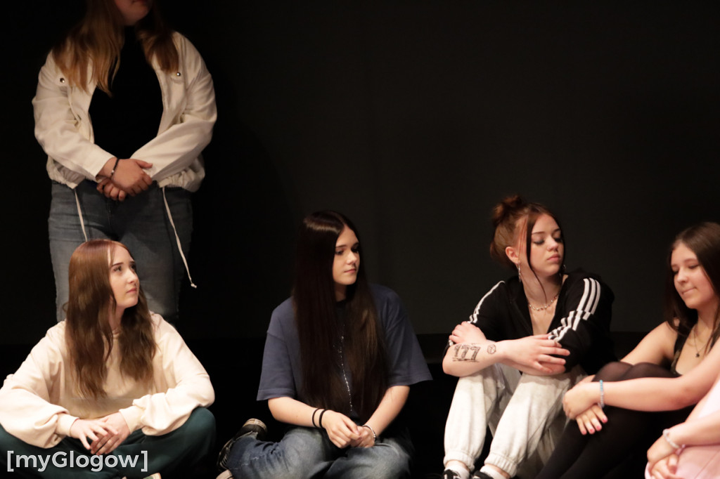 Grupa Etna z występem na scenie teatru