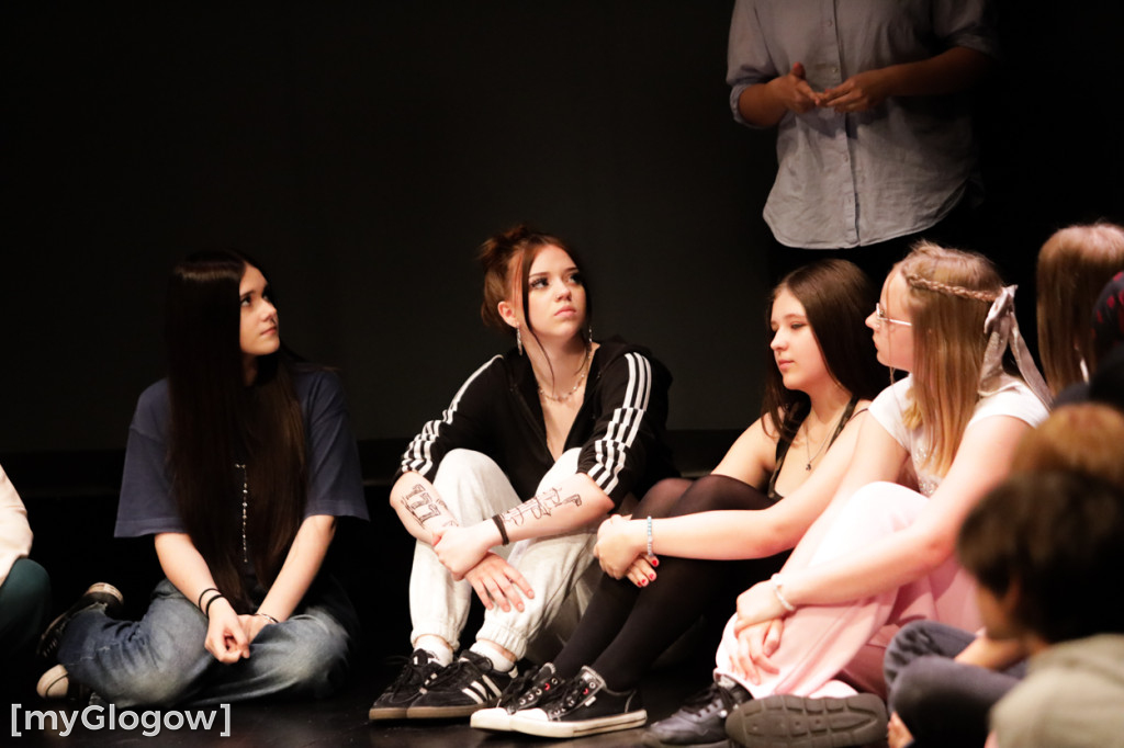 Grupa Etna z występem na scenie teatru