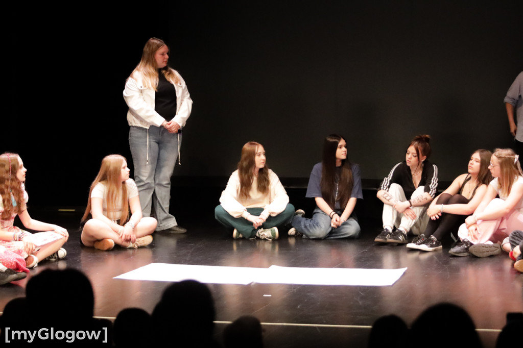 Grupa Etna z występem na scenie teatru