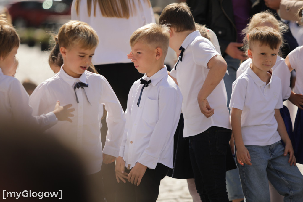 Polonez przedszkolaków na rynku w Głogowie