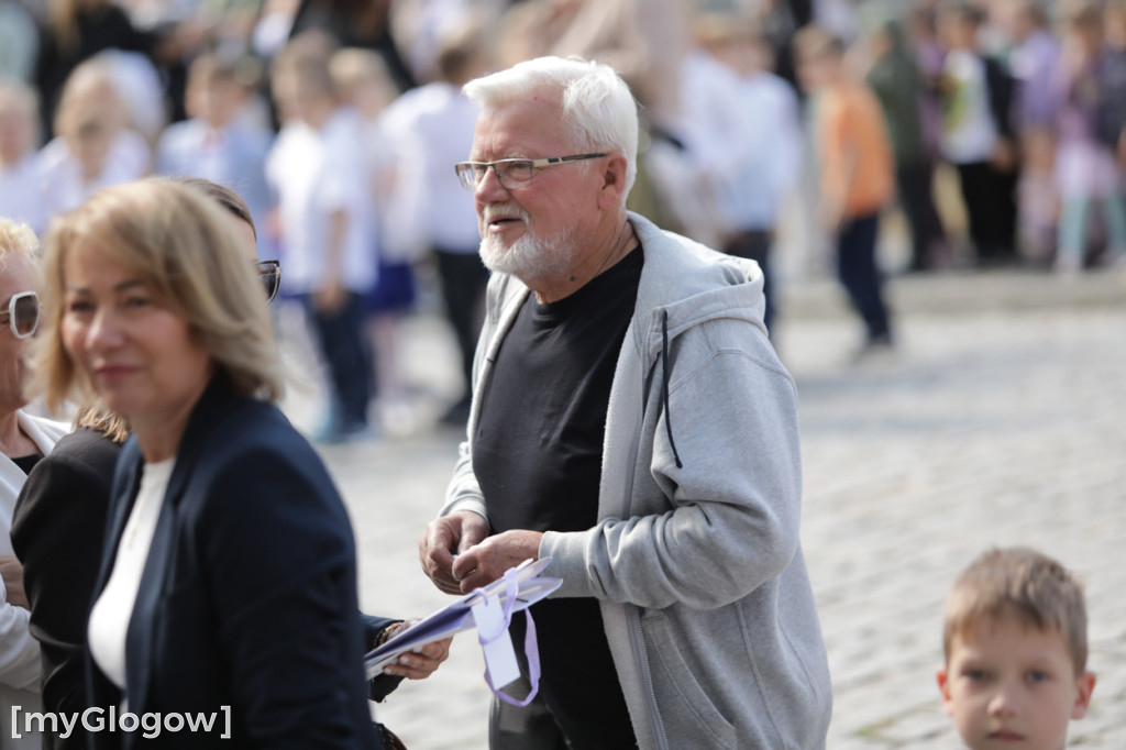 Polonez przedszkolaków na rynku w Głogowie