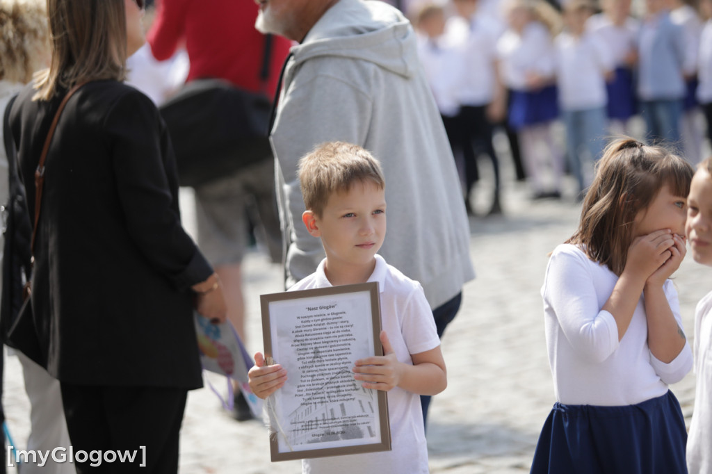 Polonez przedszkolaków na rynku w Głogowie