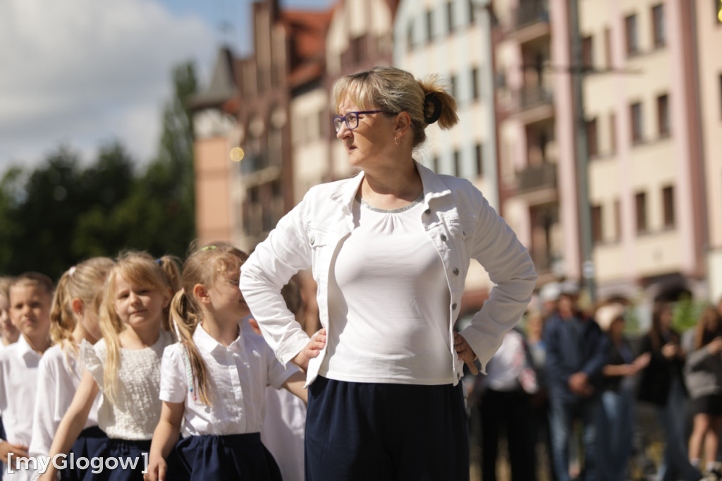 Polonez przedszkolaków na rynku w Głogowie
