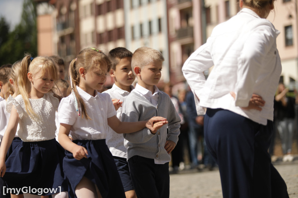 Polonez przedszkolaków na rynku w Głogowie