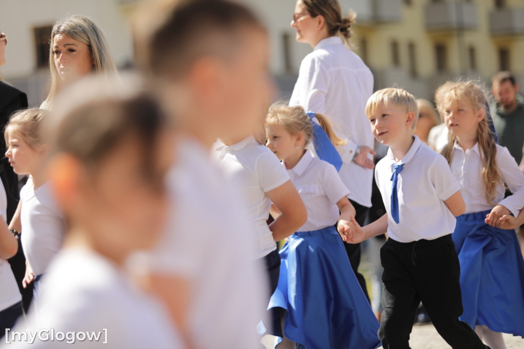 Polonez przedszkolaków na rynku w Głogowie