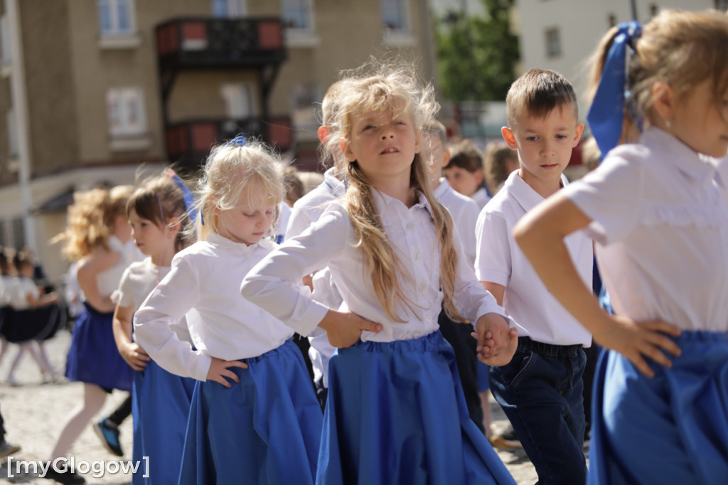 Polonez przedszkolaków na rynku w Głogowie