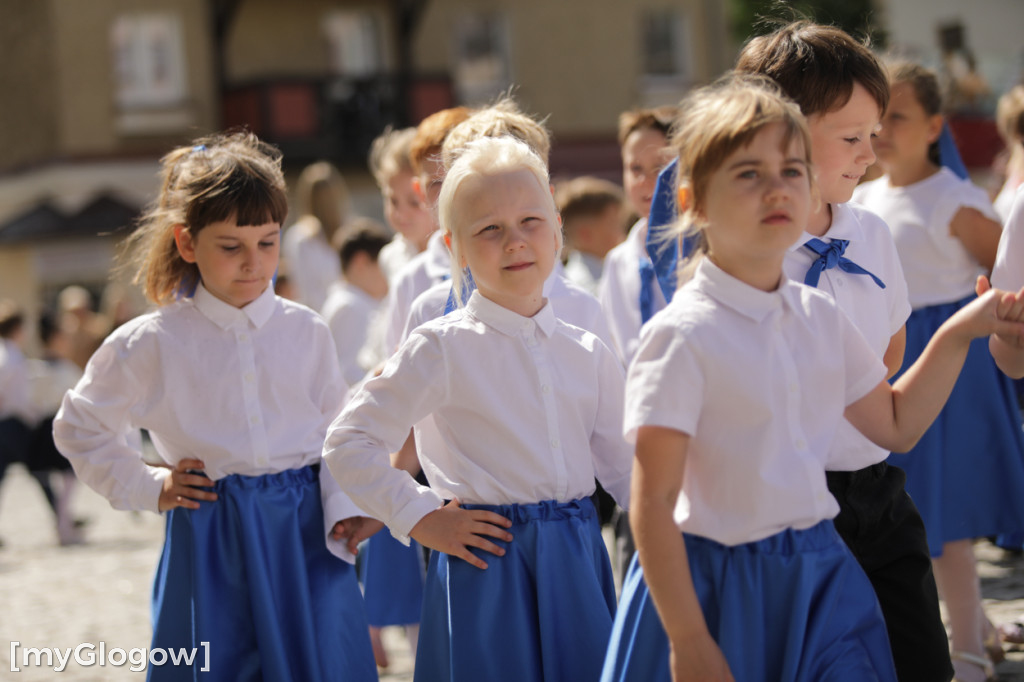 Polonez przedszkolaków na rynku w Głogowie