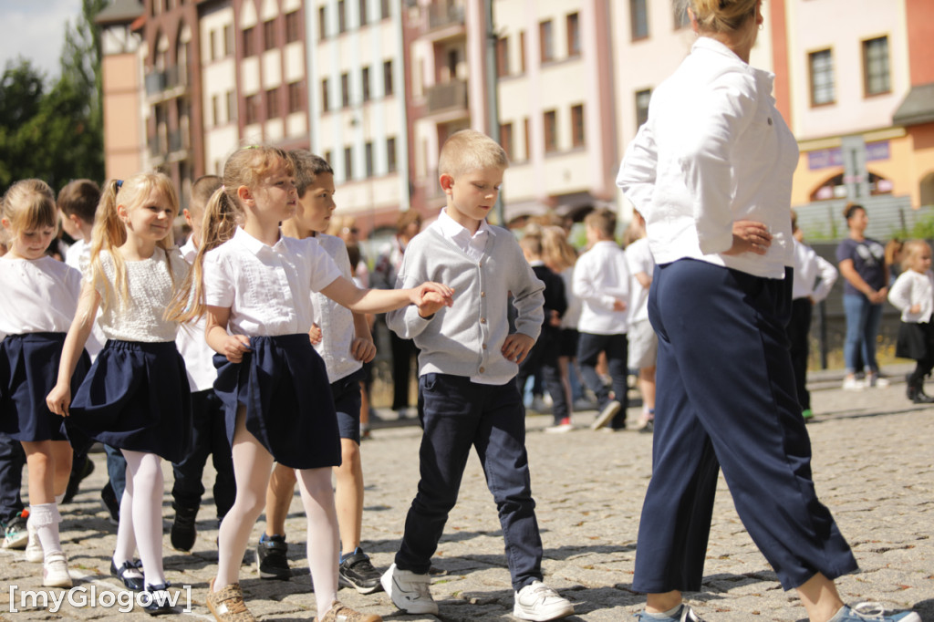 Polonez przedszkolaków na rynku w Głogowie