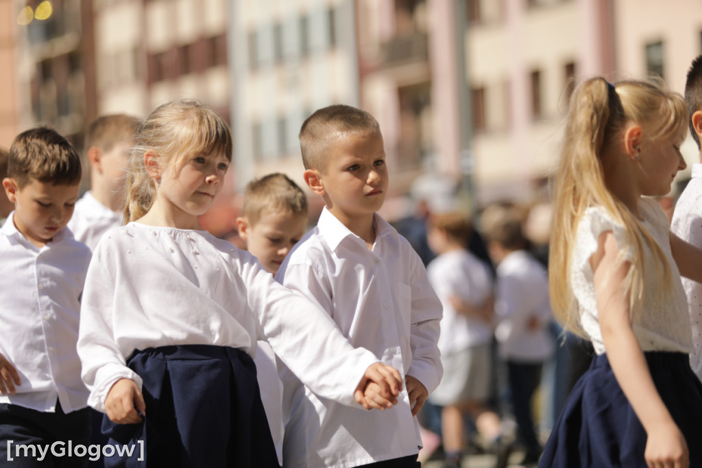 Polonez przedszkolaków na rynku w Głogowie