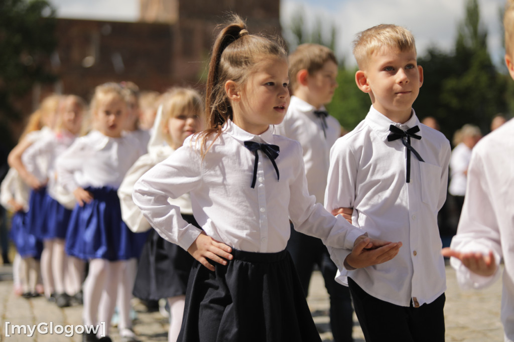 Polonez przedszkolaków na rynku w Głogowie