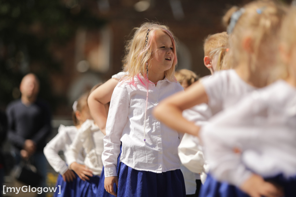 Polonez przedszkolaków na rynku w Głogowie