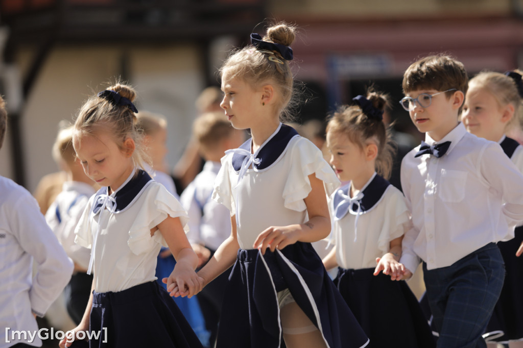 Polonez przedszkolaków na rynku w Głogowie