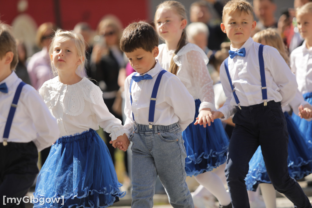 Polonez przedszkolaków na rynku w Głogowie