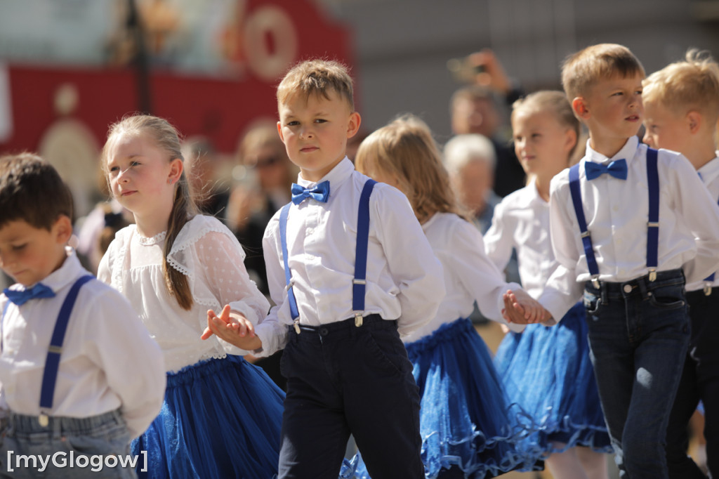 Polonez przedszkolaków na rynku w Głogowie