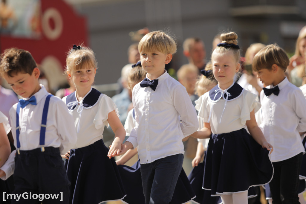 Polonez przedszkolaków na rynku w Głogowie