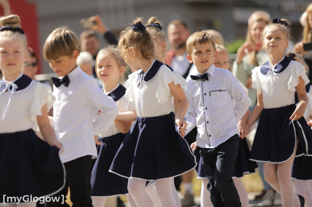 Polonez przedszkolaków na rynku w Głogowie