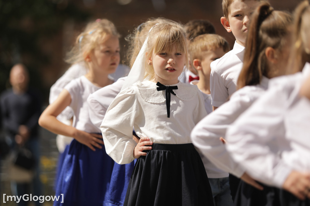 Polonez przedszkolaków na rynku w Głogowie