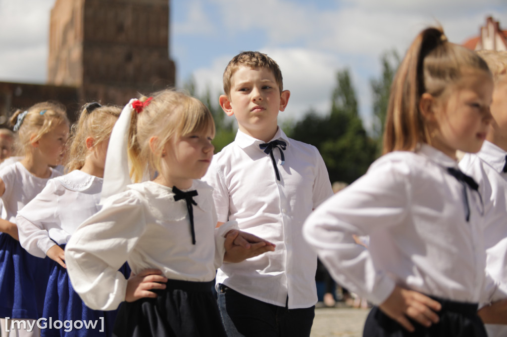 Polonez przedszkolaków na rynku w Głogowie