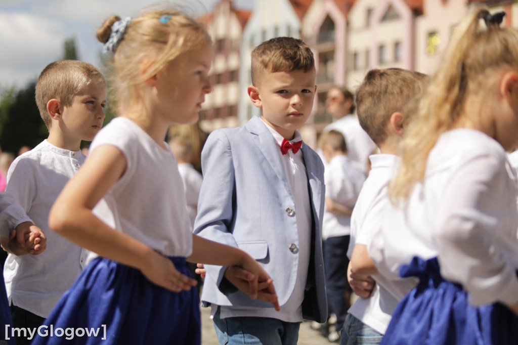 Polonez przedszkolaków na rynku w Głogowie