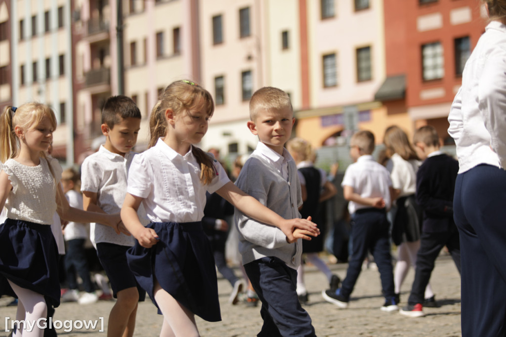 Polonez przedszkolaków na rynku w Głogowie