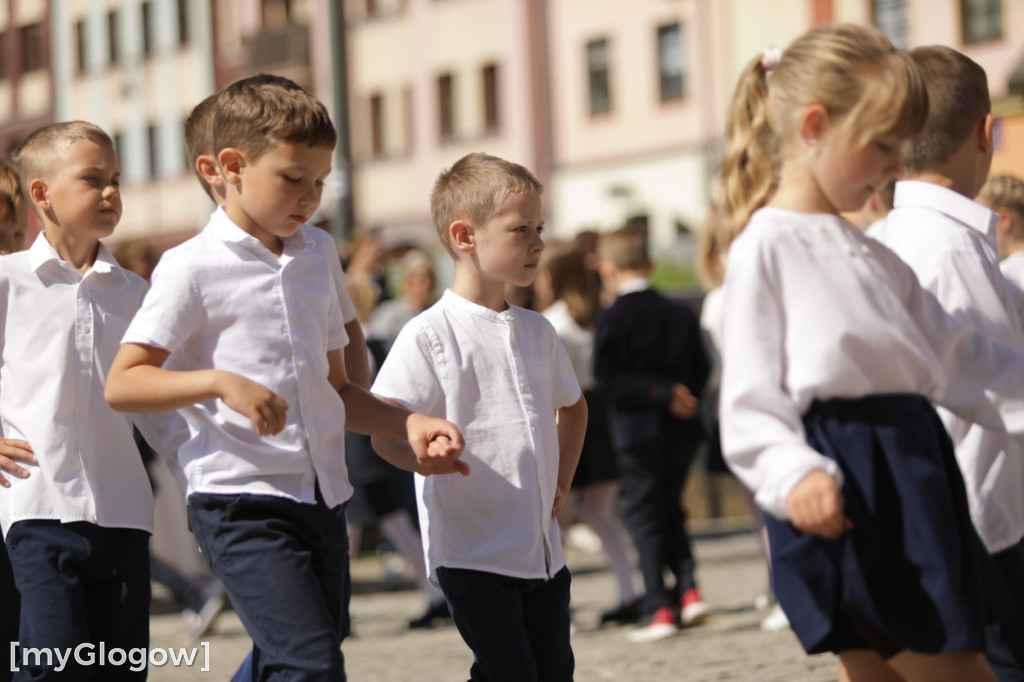 Polonez przedszkolaków na rynku w Głogowie