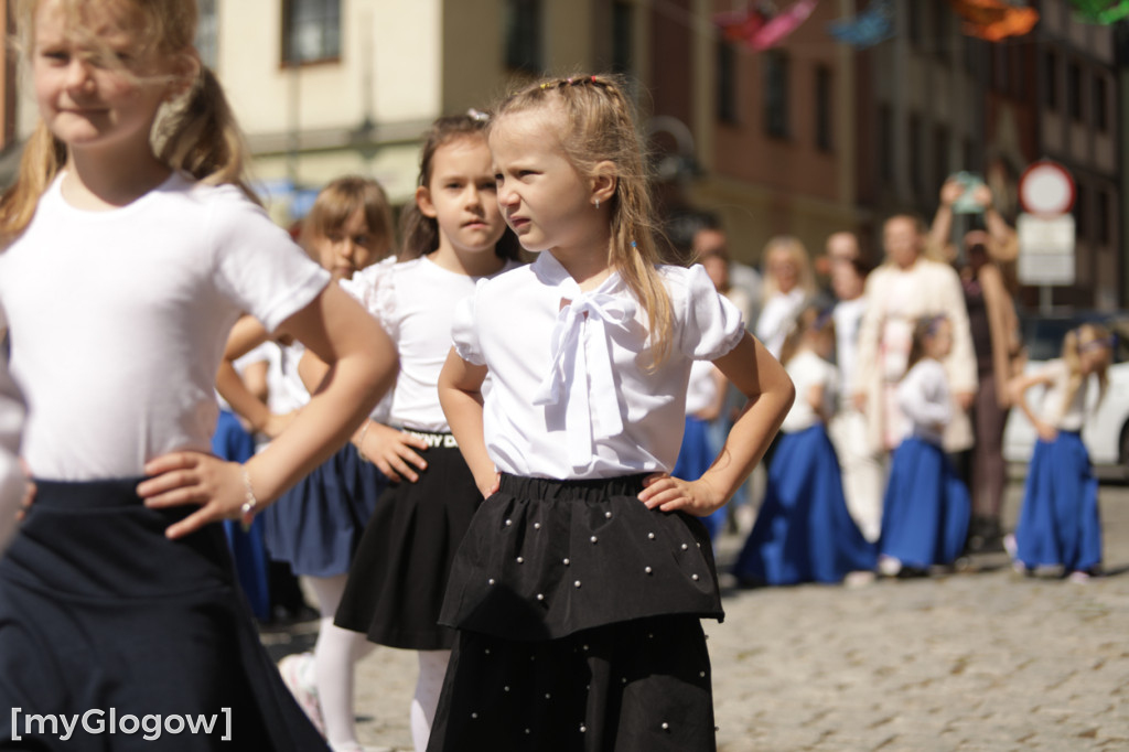 Polonez przedszkolaków na rynku w Głogowie