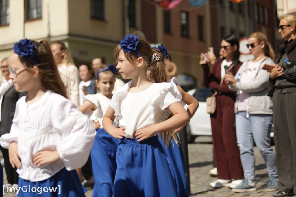 Polonez przedszkolaków na rynku w Głogowie