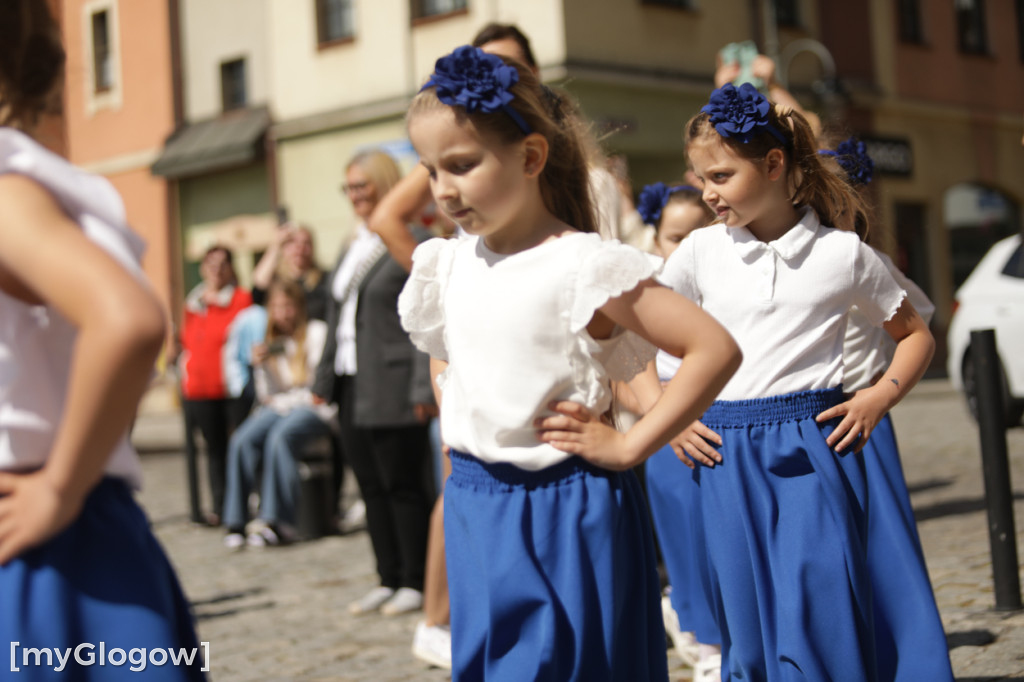 Polonez przedszkolaków na rynku w Głogowie