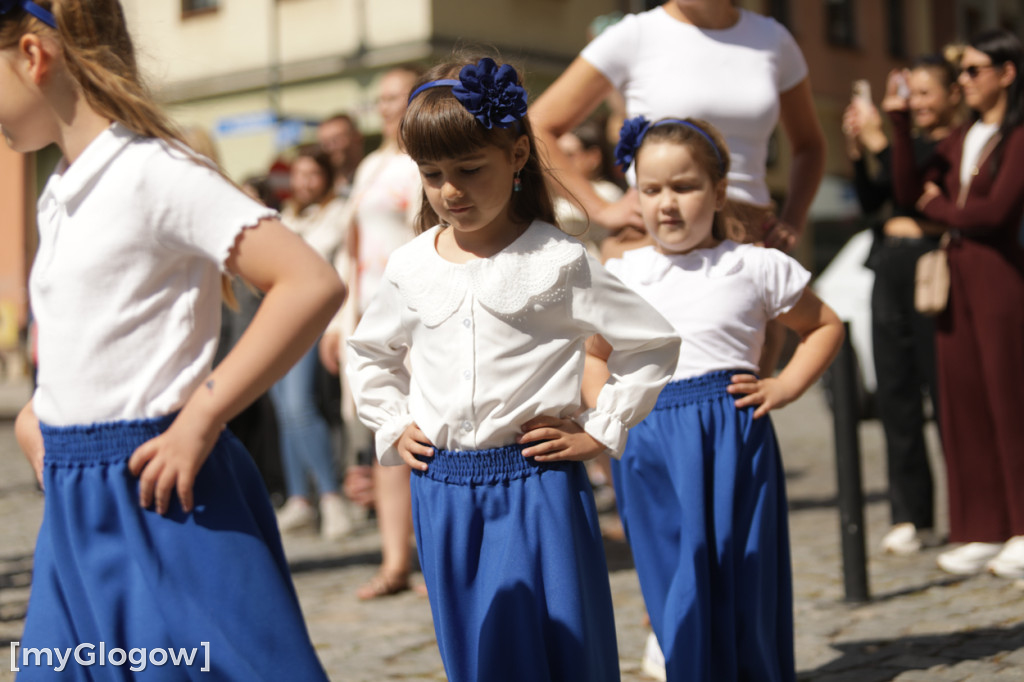 Polonez przedszkolaków na rynku w Głogowie