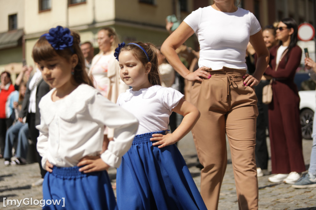 Polonez przedszkolaków na rynku w Głogowie