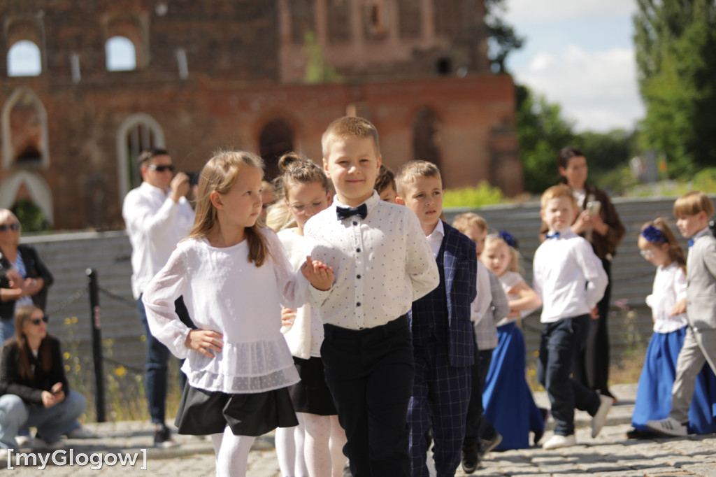 Polonez przedszkolaków na rynku w Głogowie