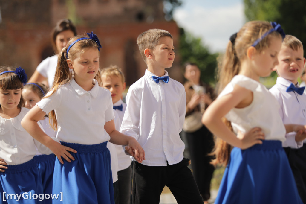Polonez przedszkolaków na rynku w Głogowie