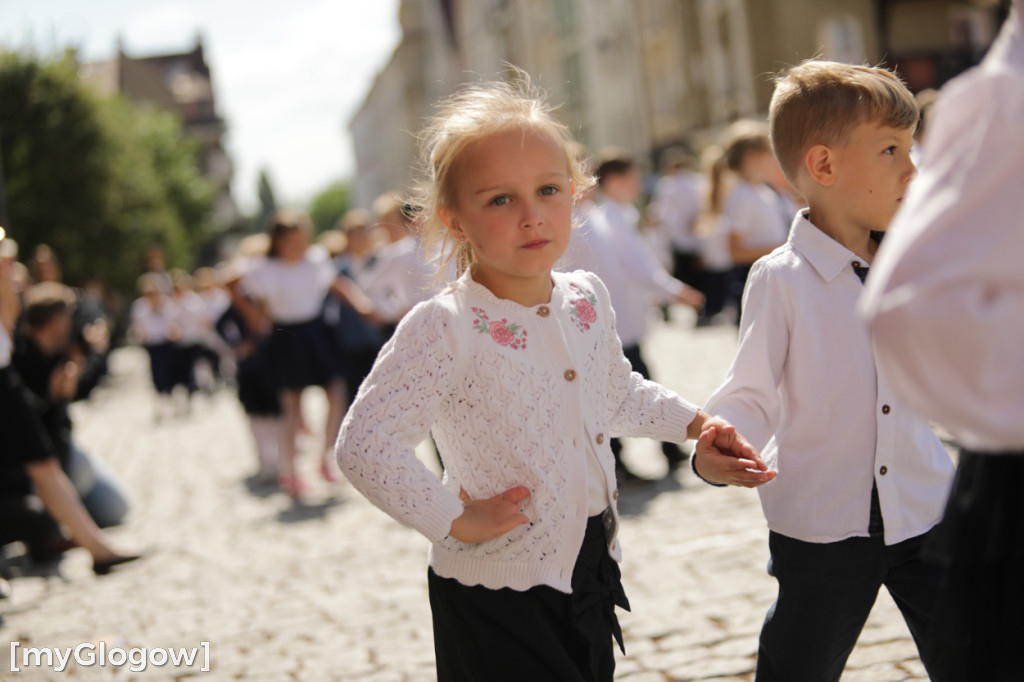 Polonez przedszkolaków na rynku w Głogowie