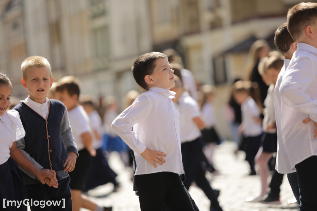 Polonez przedszkolaków na rynku w Głogowie