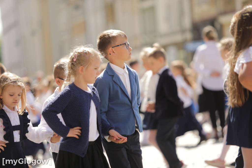 Polonez przedszkolaków na rynku w Głogowie