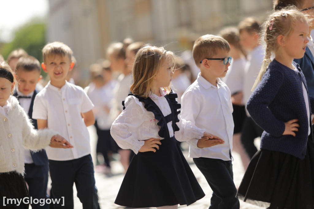Polonez przedszkolaków na rynku w Głogowie
