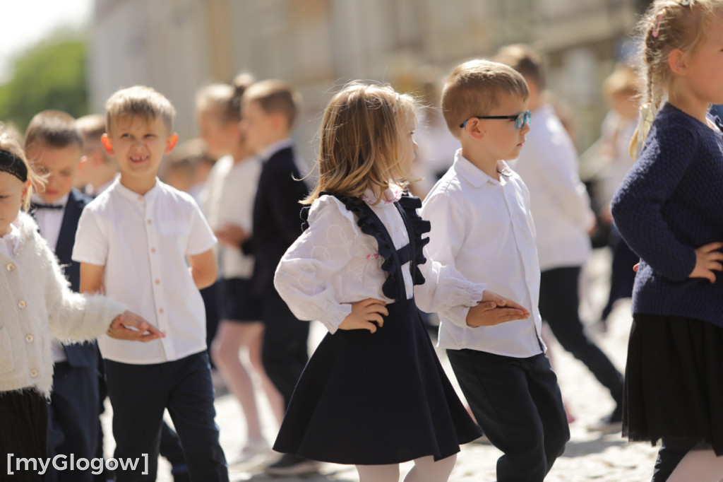 Polonez przedszkolaków na rynku w Głogowie