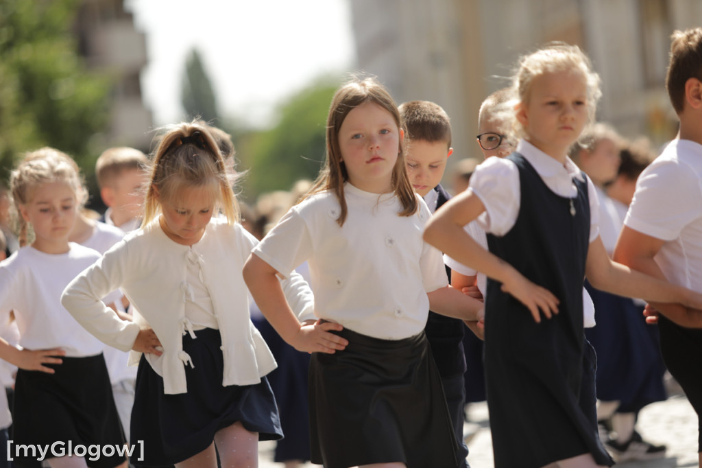 Polonez przedszkolaków na rynku w Głogowie