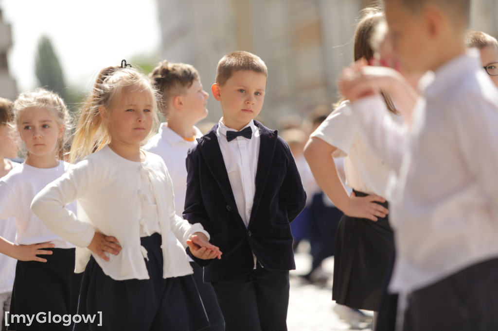Polonez przedszkolaków na rynku w Głogowie