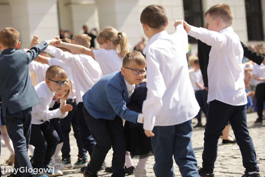 Polonez przedszkolaków na rynku w Głogowie