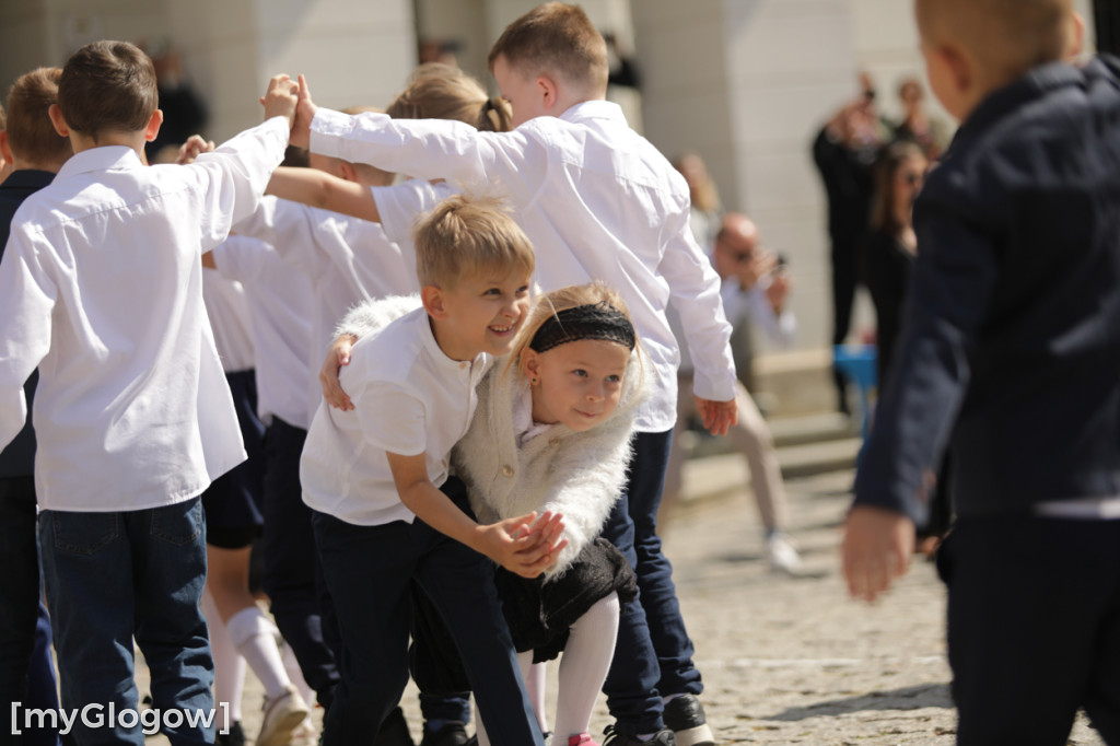 Polonez przedszkolaków na rynku w Głogowie