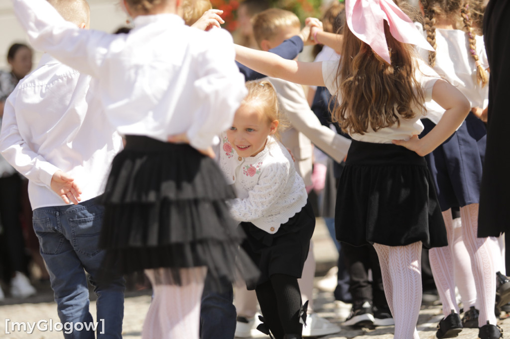 Polonez przedszkolaków na rynku w Głogowie