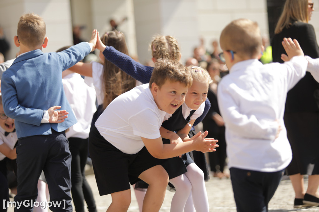 Polonez przedszkolaków na rynku w Głogowie