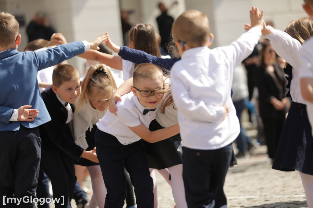 Polonez przedszkolaków na rynku w Głogowie