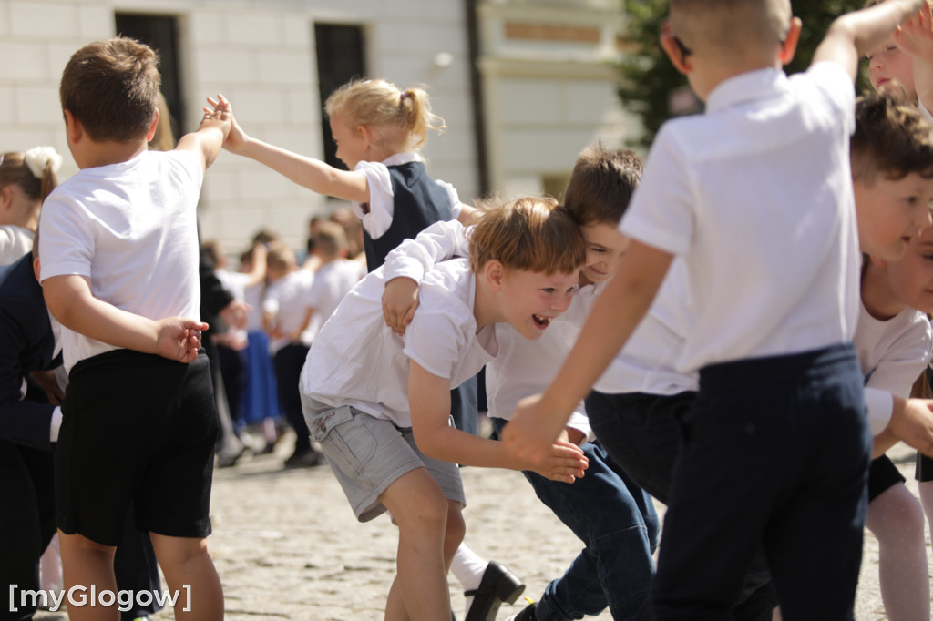 Polonez przedszkolaków na rynku w Głogowie