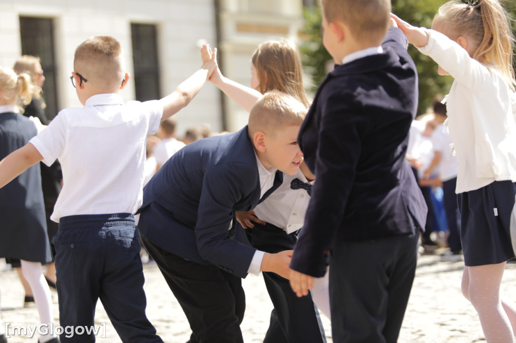 Polonez przedszkolaków na rynku w Głogowie