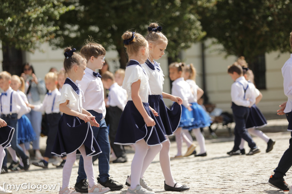 Polonez przedszkolaków na rynku w Głogowie